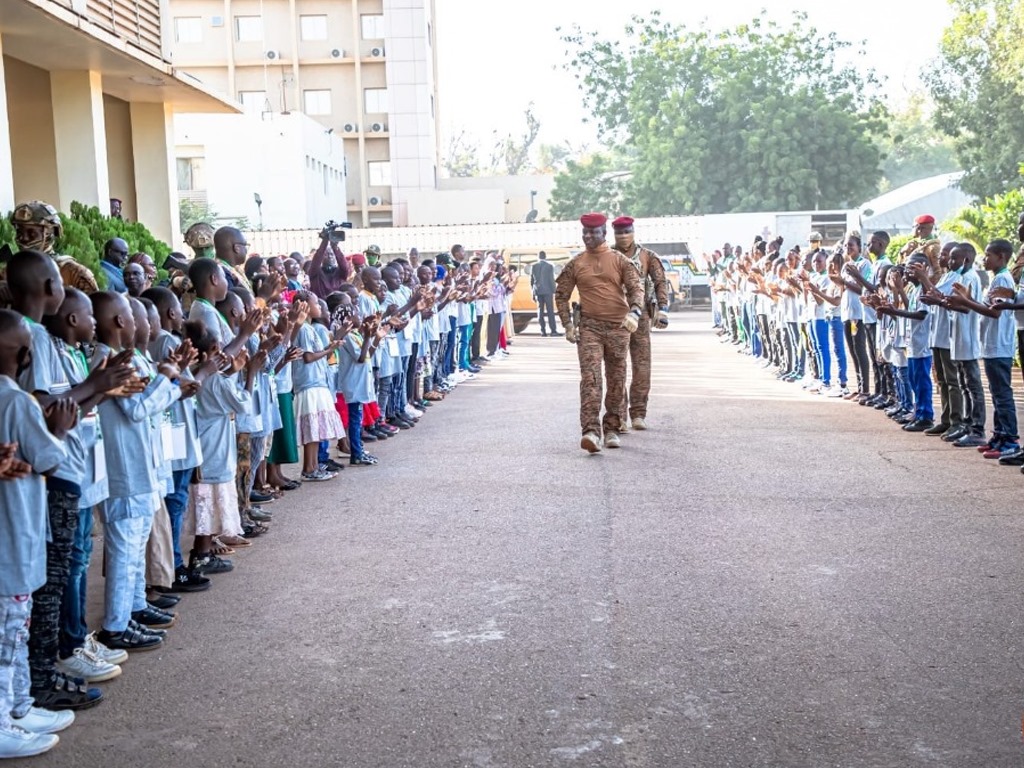 Le Président de la Transition du Burkina Faso passe une demi-journée avec les enfants pour la Journée mondiale de l’enfance