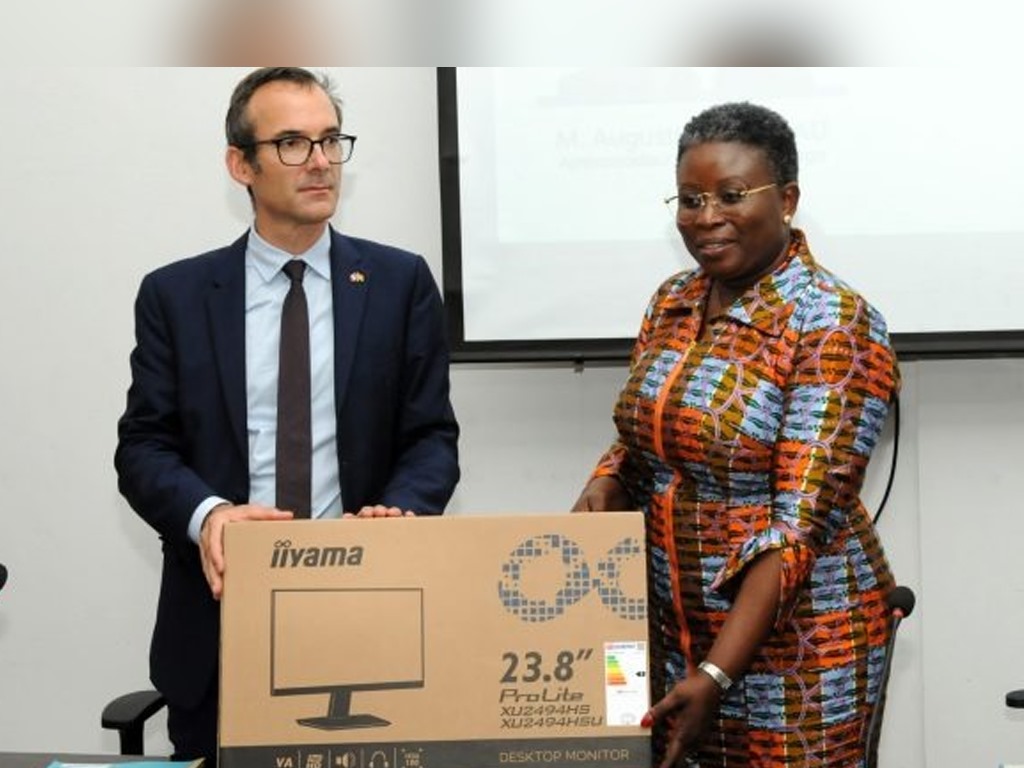 Coopération Franco-Togolaise : Remise de matériel aux radios communautaires par l’ambassadeur de France