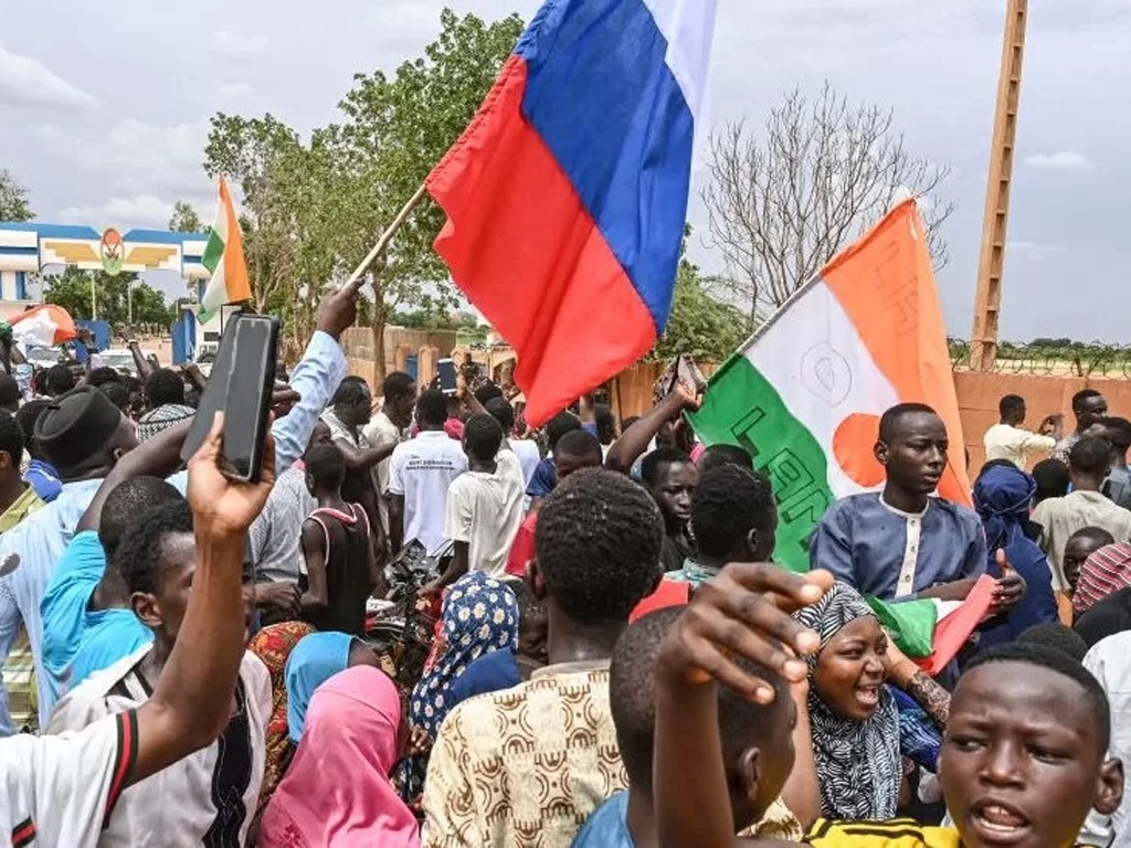 Renforcement des liens entre la Russie et le Niger : Signature d’accords militaires lors de la première visite officielle depuis le coup d’État