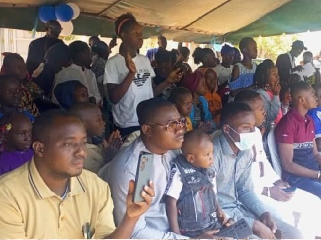 Célébration réussie de l’arbre de Noël par ESEF : Joie et solidarité pour les enfants défavorisés lors de la 3e édition