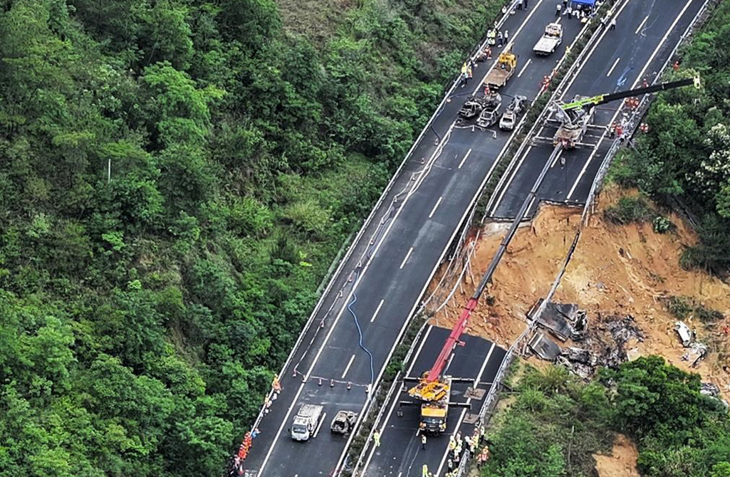 Chine : L’effondrement d’une autoroute fait 48 morts.