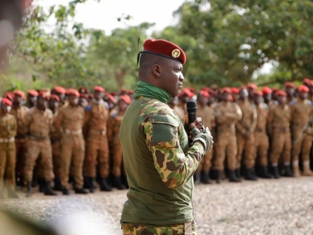 Burkina Faso : Le Capitaine Ibrahim Traoré renforce l’engagement des Forces Armées Nationales