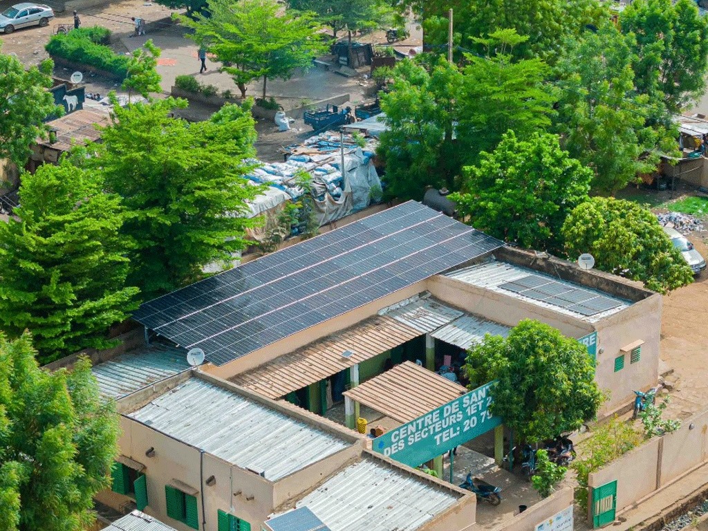 Mali : l’électrification solaire des centres de santé, une œuvre sociale stratégique du Président Assimi Goïta
